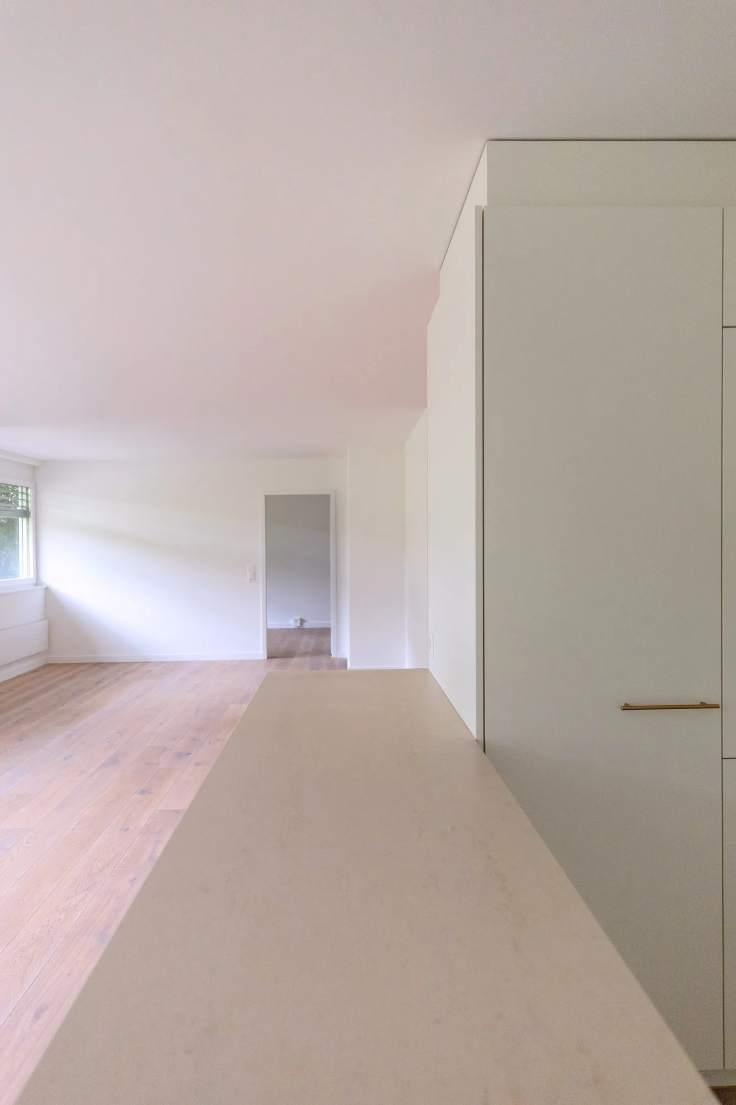 Blick über die Steinabdeckung der Kücheninsel