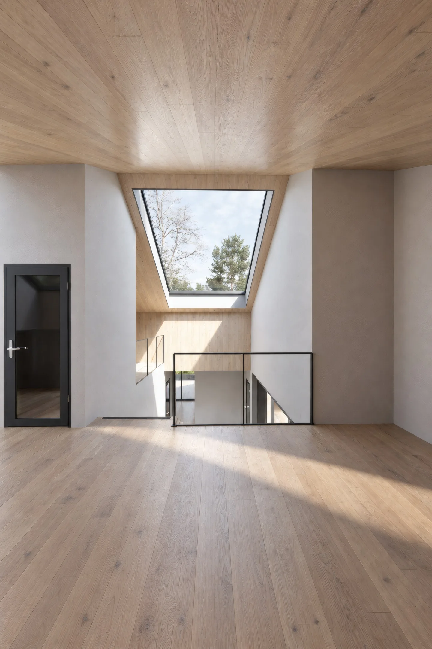 Dachraum mit Holzdecke und Oberlicht