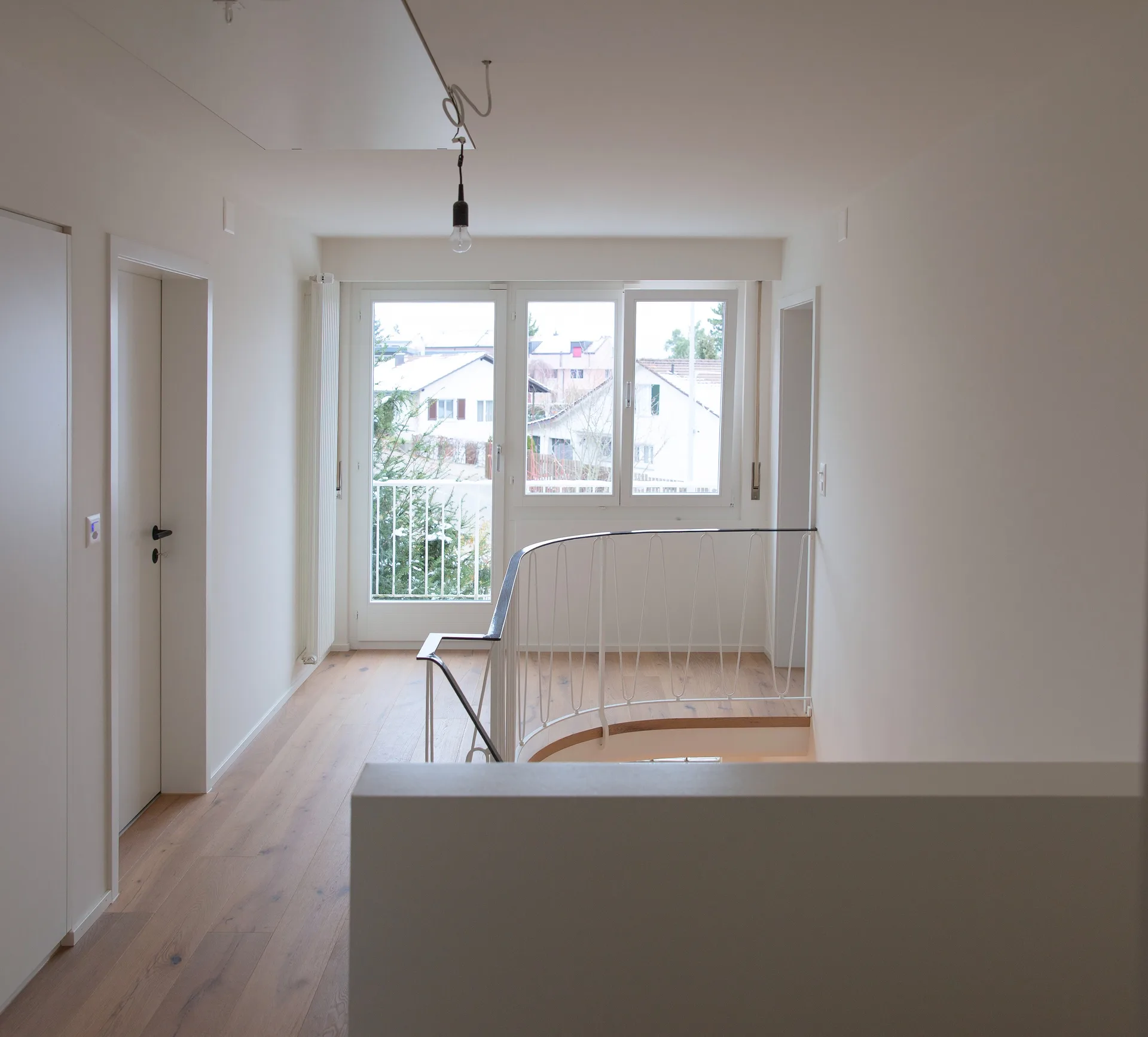 Galerie mit Treppenauge und Fenster zum Garten