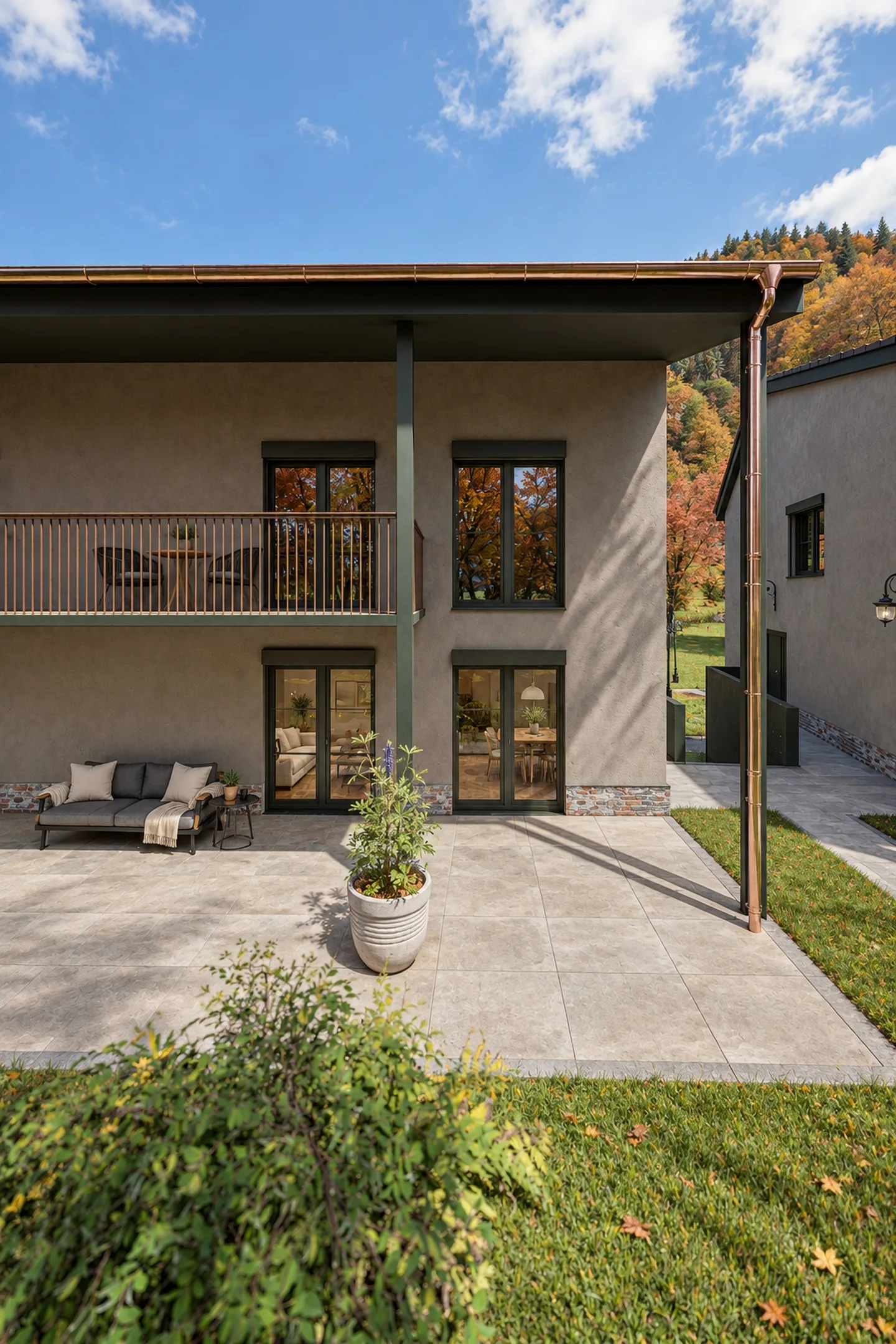 Gartenfassade bei Tag mit Terrasse, Balkon und Sitzplatz
