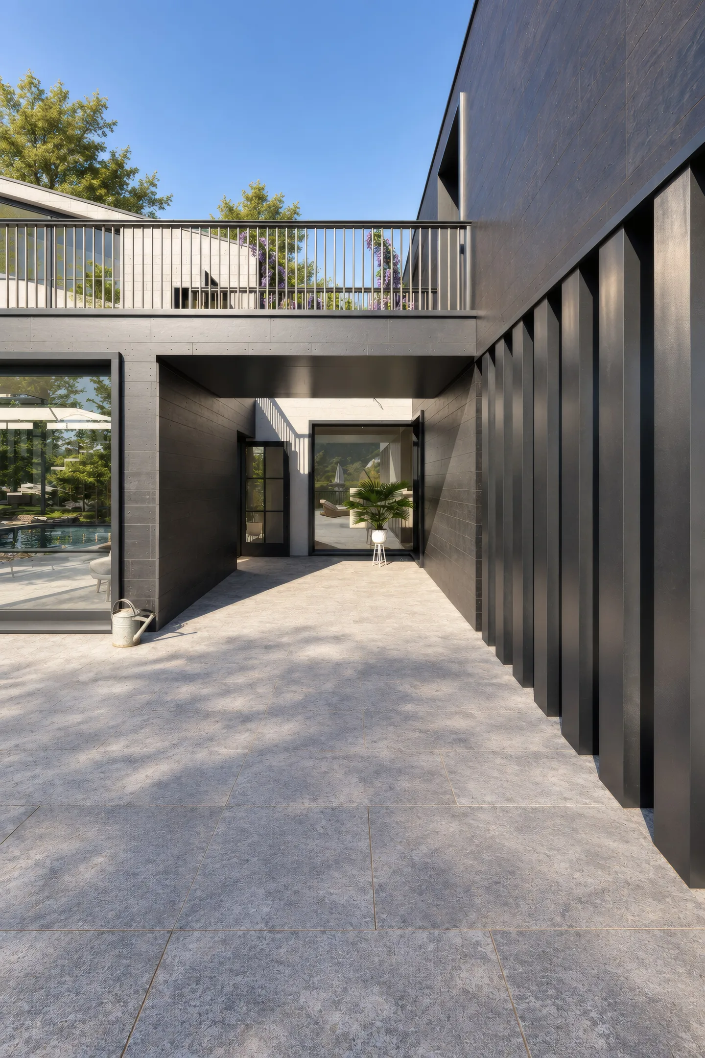 Innenhof mit Steinplatten zwischen dunklen Wänden und Dachterrasse
