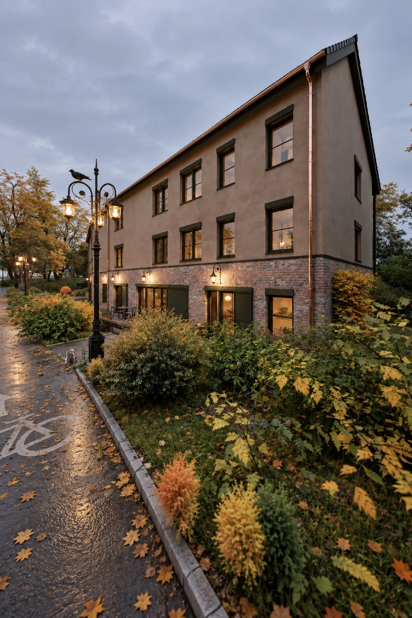 Strassenfassade in der Abenddämmerung, nasse Strasse und Strassenleuchten