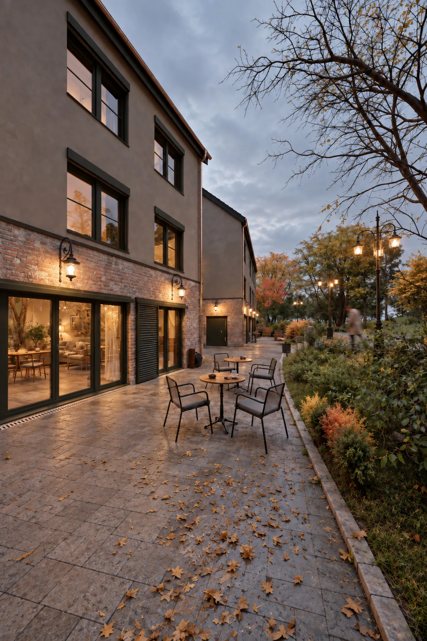 Terrasse am Abend mit Blick in den beleuchteten Wohnraum