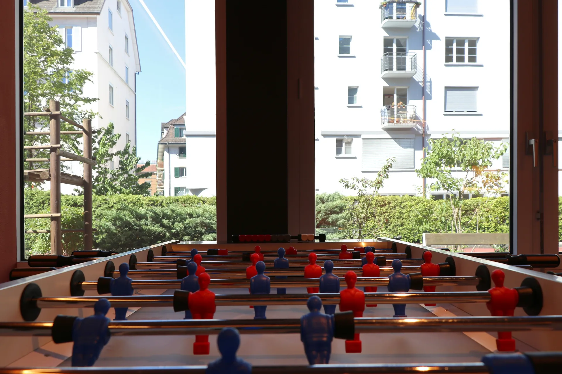 Tischfussball am Fenster zum Innenhof