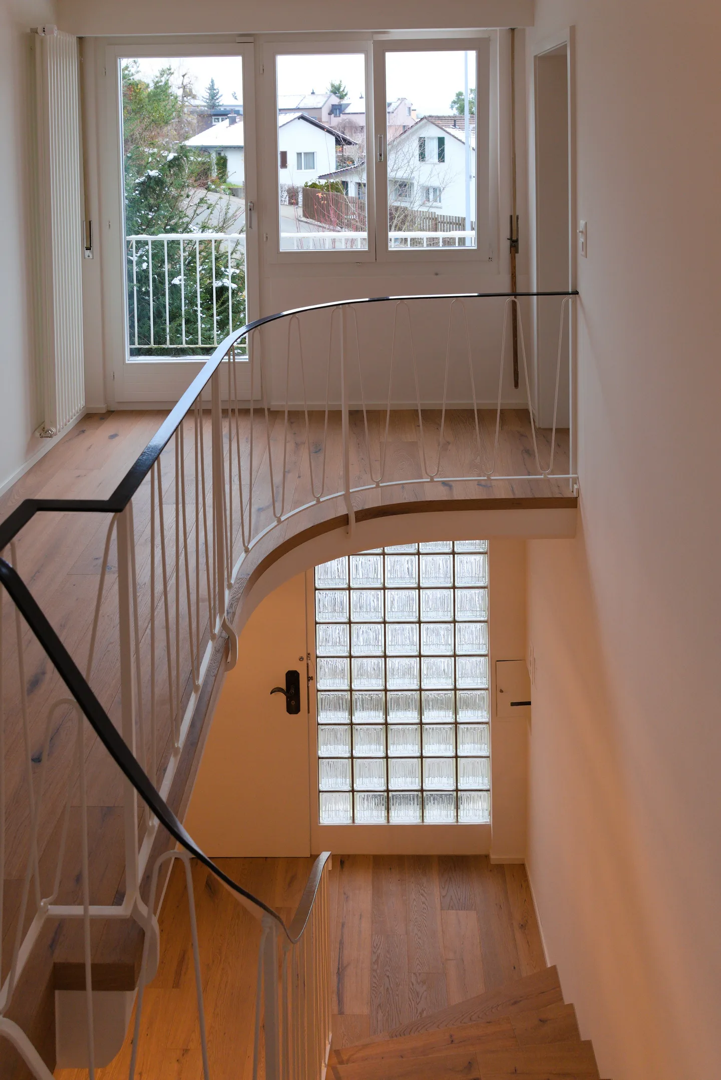 Blick von der Galerie nach unten ins Treppenhaus